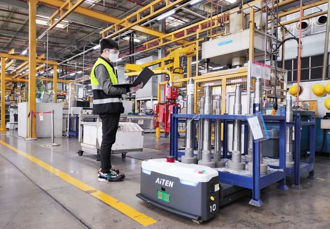 智能搬運(yùn)工新成員 小海豚引領(lǐng)倉儲業(yè)高效變革